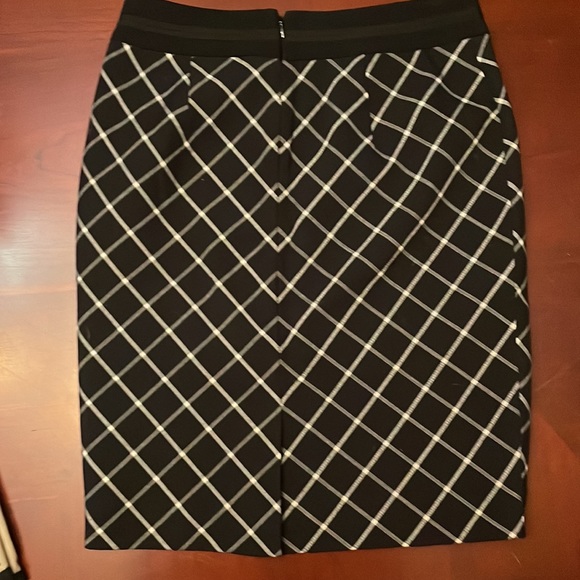 The Limited black and white skirt size 2 - Picture 3 of 3